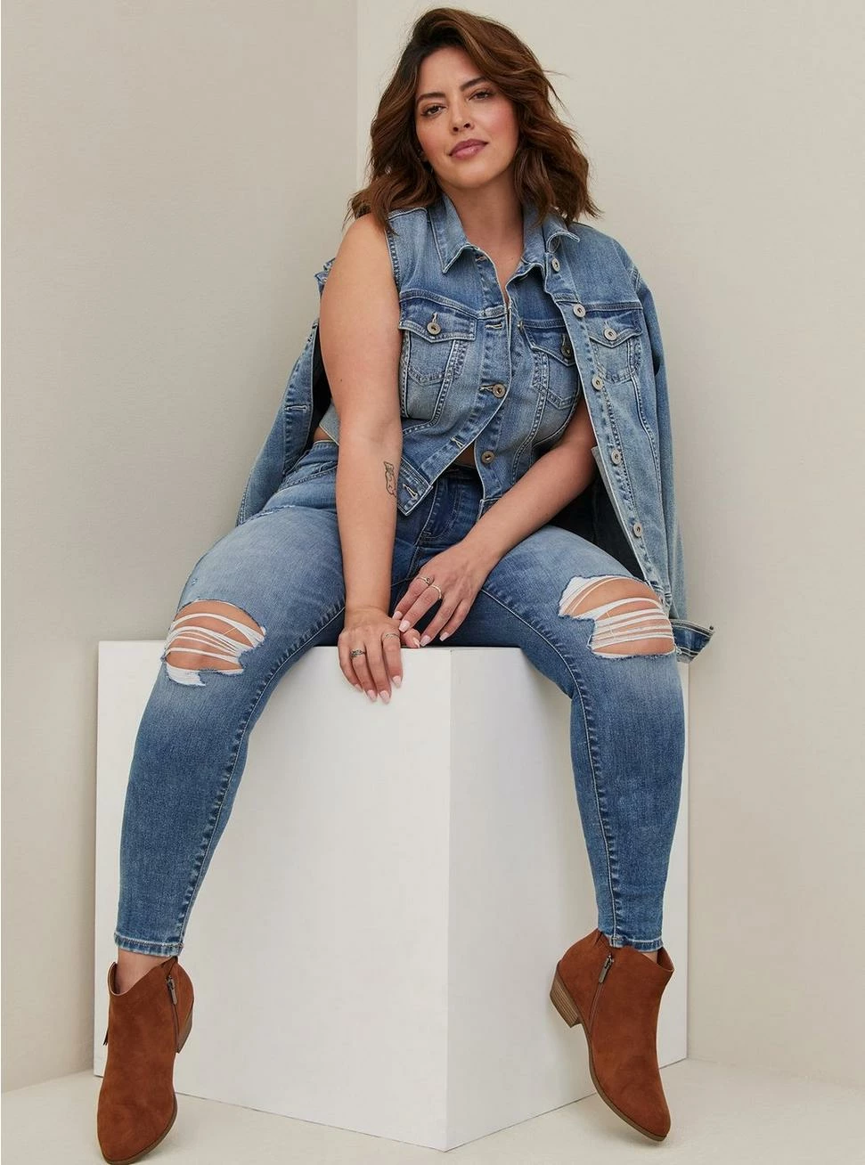 TORRID Jegging Skinny Super Soft High-Rise Destructed Jean 6 TORRID Jegging Skinny Super Soft High-Rise Destructed Jean - Image 4